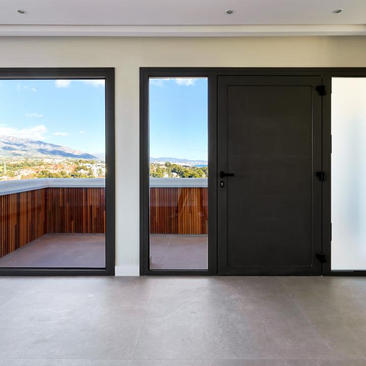 Incredible, beautifully renovated two bedroom penthouse in the gated community of Jardines de Andalucía, Nueva Andalucia Picture 23