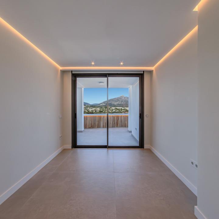 Incredible, beautifully renovated two bedroom penthouse in the gated community of Jardines de Andalucía, Nueva Andalucia Picture 24