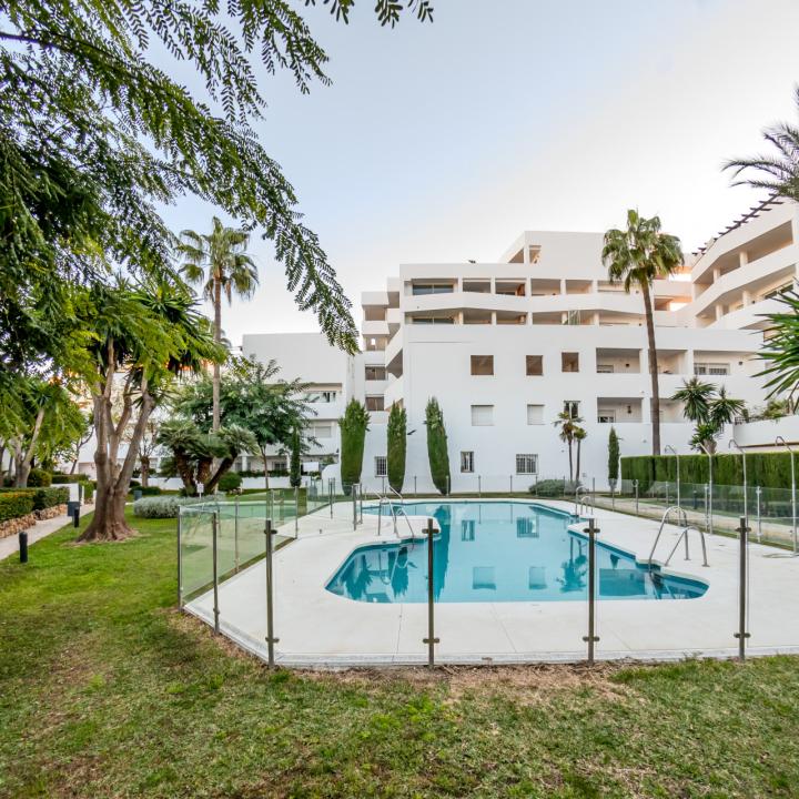 Incredible, beautifully renovated two bedroom penthouse in the gated community of Jardines de Andalucía, Nueva Andalucia Picture 3