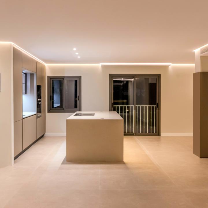 Incredible, beautifully renovated two bedroom penthouse in the gated community of Jardines de Andalucía, Nueva Andalucia Picture 4