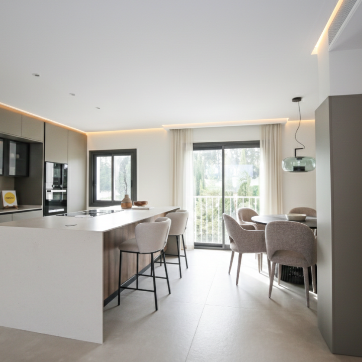 Incredible, beautifully renovated two bedroom penthouse in the gated community of Jardines de Andalucía, Nueva Andalucia Picture 4