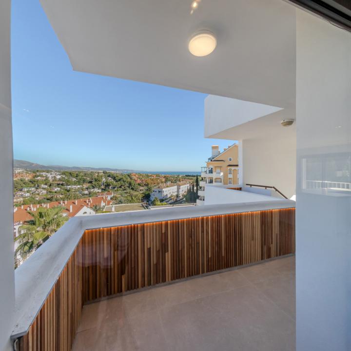 Incredible, beautifully renovated two bedroom penthouse in the gated community of Jardines de Andalucía, Nueva Andalucia Picture 5