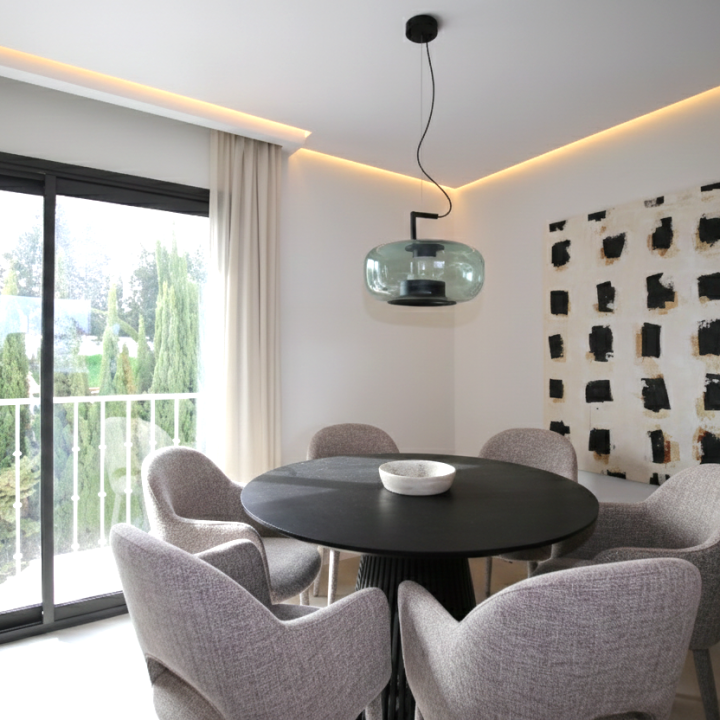 Incredible, beautifully renovated two bedroom penthouse in the gated community of Jardines de Andalucía, Nueva Andalucia Picture 5