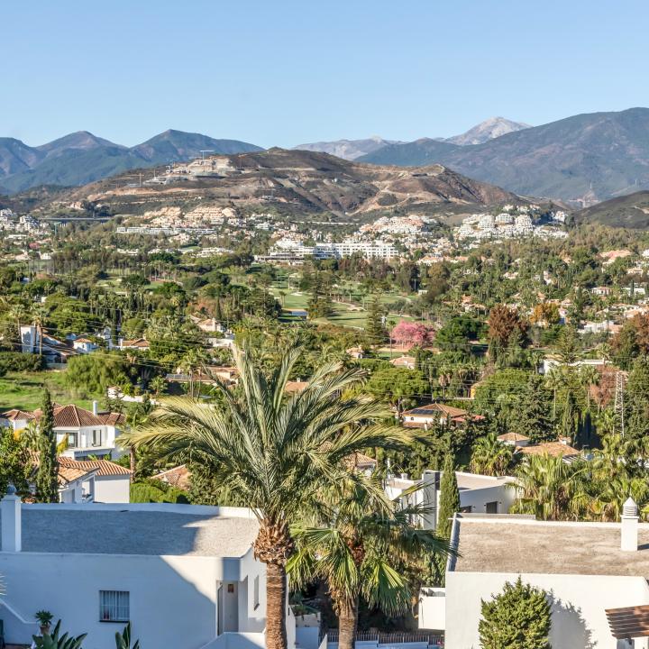 Incredible, beautifully renovated two bedroom penthouse in the gated community of Jardines de Andalucía, Nueva Andalucia Picture 6