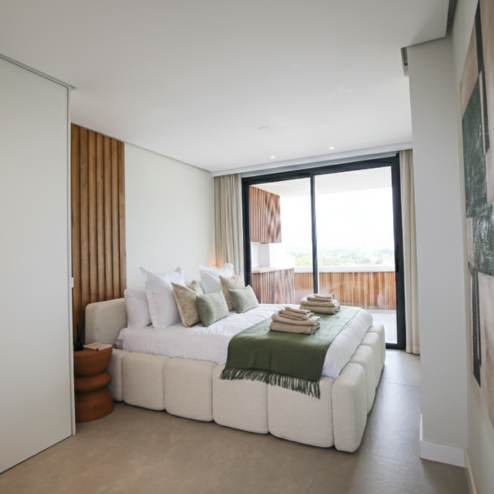 Incredible, beautifully renovated two bedroom penthouse in the gated community of Jardines de Andalucía, Nueva Andalucia Picture 8