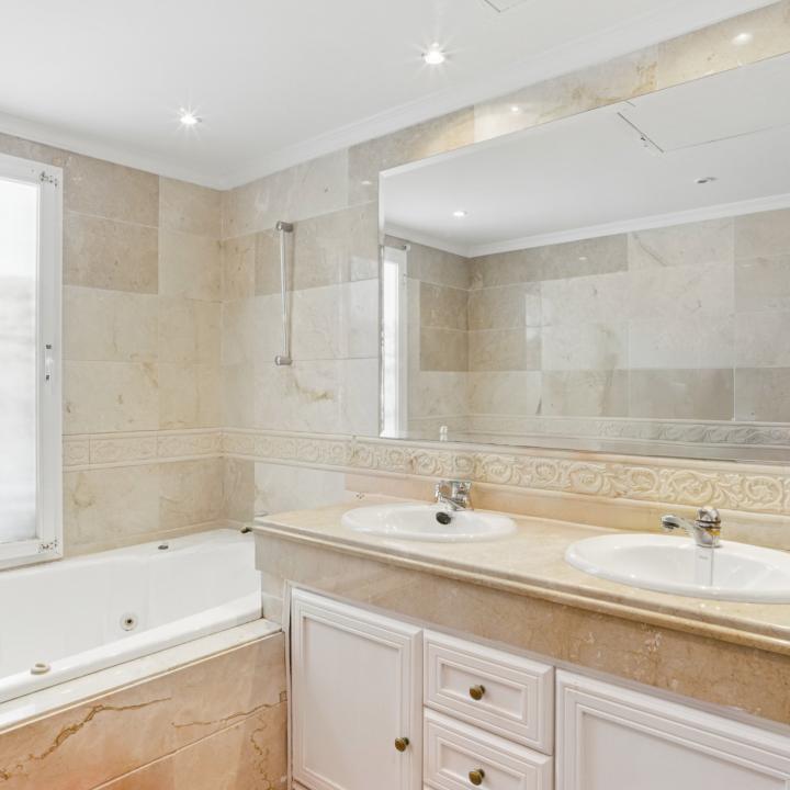 Spacious four-bedroom, duplex penthouse in the Los Pinos de Aloha complex, Nueva Andalucía, Marbella Picture 16