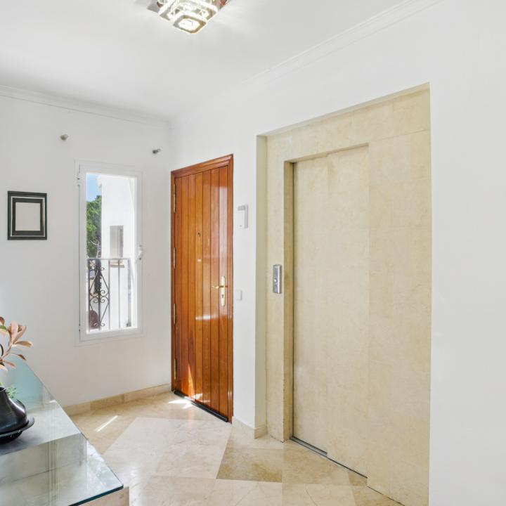 Spacious four-bedroom, duplex penthouse in the Los Pinos de Aloha complex, Nueva Andalucía, Marbella Picture 19