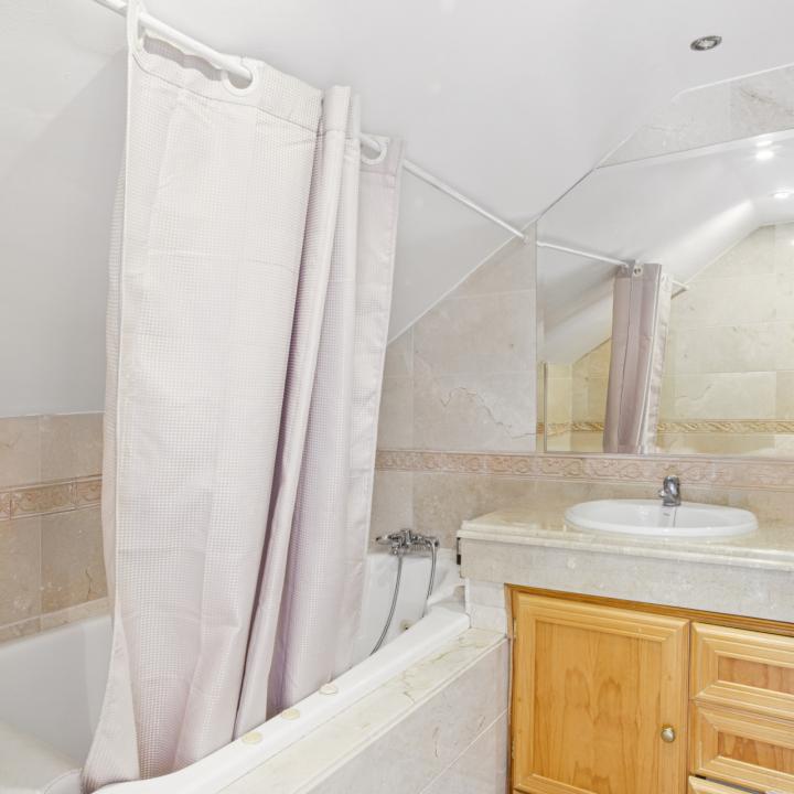 Spacious four-bedroom, duplex penthouse in the Los Pinos de Aloha complex, Nueva Andalucía, Marbella Picture 21
