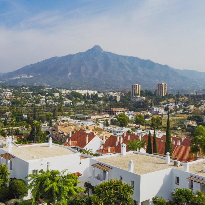 Beautifully reformed two bedroom apartment in the gated community of Jardines de Andalucía, Nueva Andalucia Picture 10