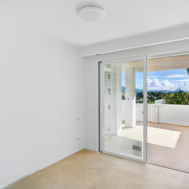 Beautifully reformed two bedroom apartment in the gated community of Jardines de Andalucía, Nueva Andalucia Picture 11