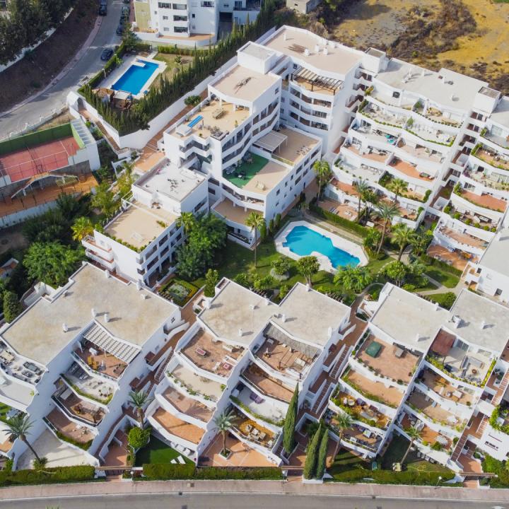 Beautifully reformed two bedroom apartment in the gated community of Jardines de Andalucía, Nueva Andalucia Picture 14