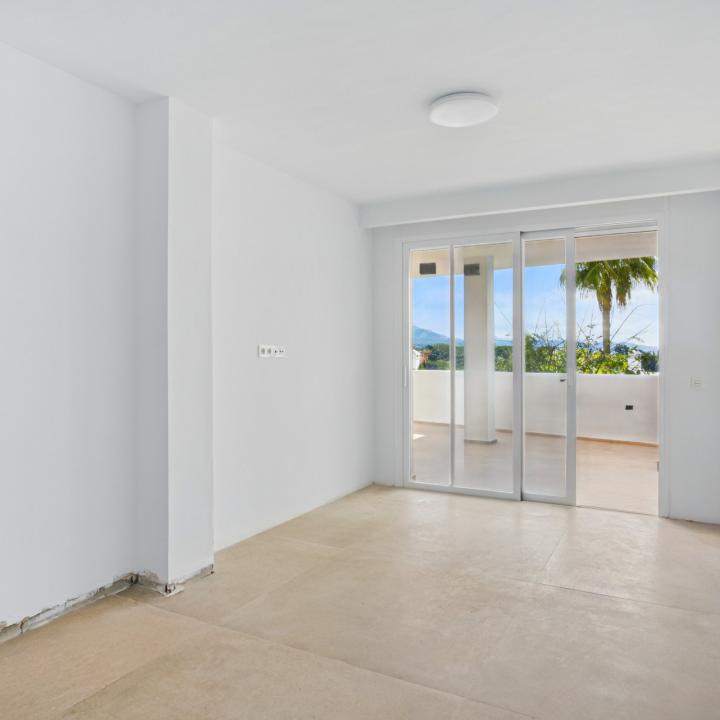 Beautifully reformed two bedroom apartment in the gated community of Jardines de Andalucía, Nueva Andalucia Picture 15