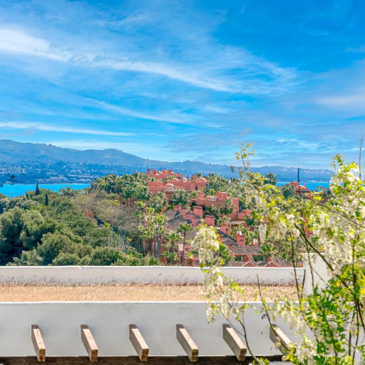 Beautifully reformed two bedroom apartment in the gated community of Jardines de Andalucía, Nueva Andalucia Picture 4