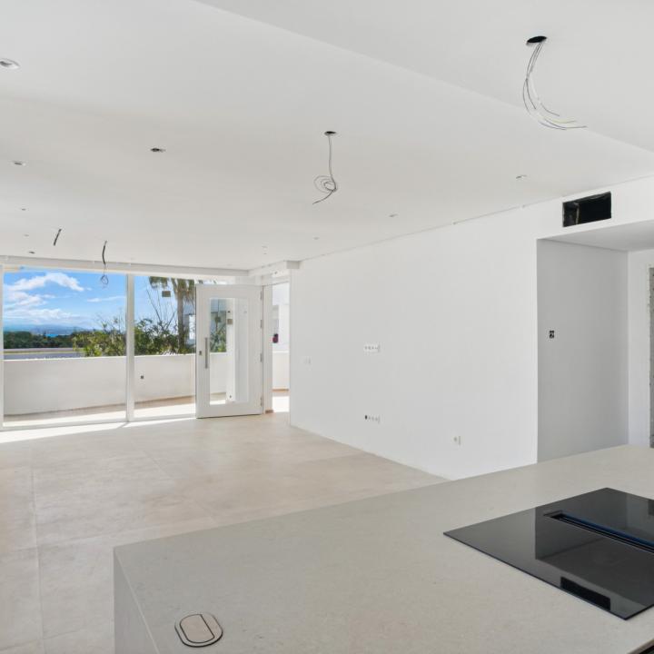 Beautifully reformed two bedroom apartment in the gated community of Jardines de Andalucía, Nueva Andalucia Picture 2