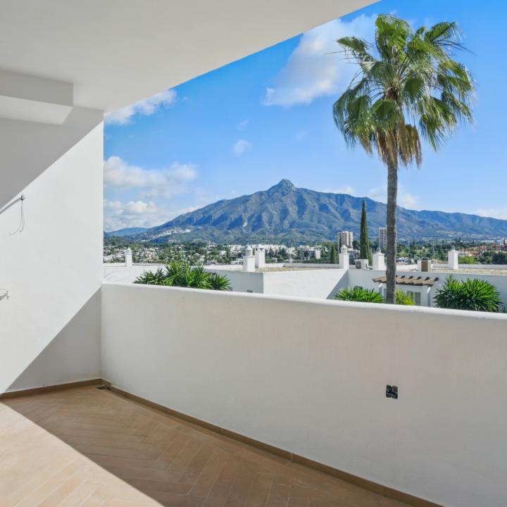 Beautifully reformed two bedroom apartment in the gated community of Jardines de Andalucía, Nueva Andalucia Picture 5