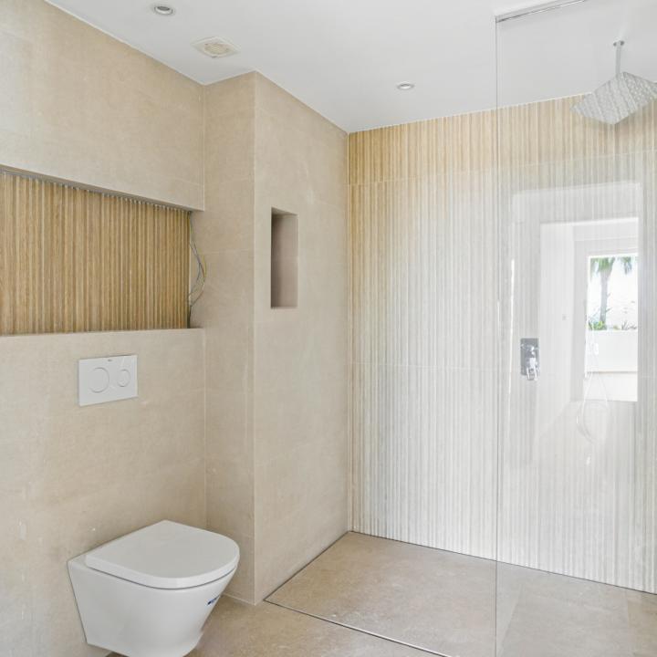 Beautifully reformed two bedroom apartment in the gated community of Jardines de Andalucía, Nueva Andalucia Picture 8