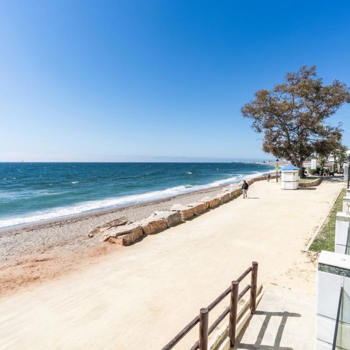 Impressive two bedroom, south west facing apartment in the beachfront community Playa Esmeralda Picture 6