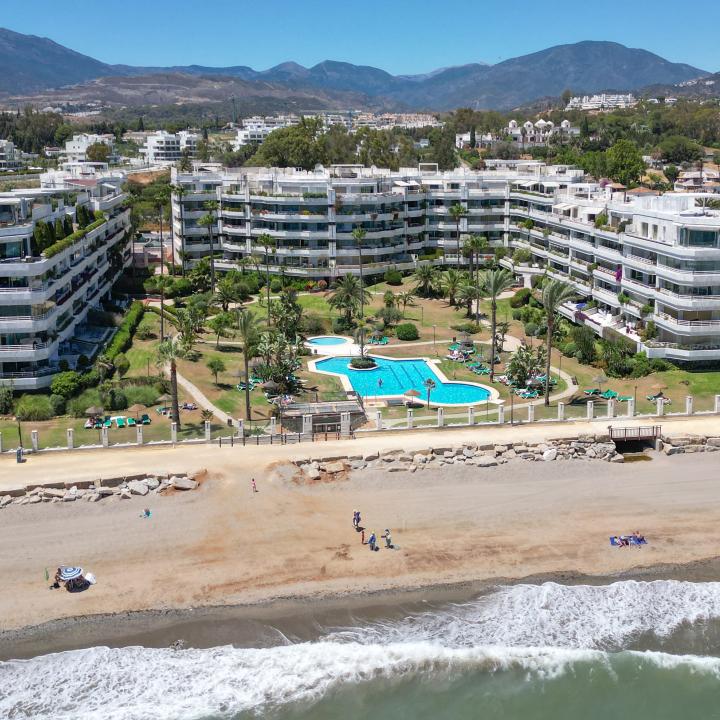 Impressive two bedroom, south west facing apartment in the beachfront community Playa Esmeralda Picture 5