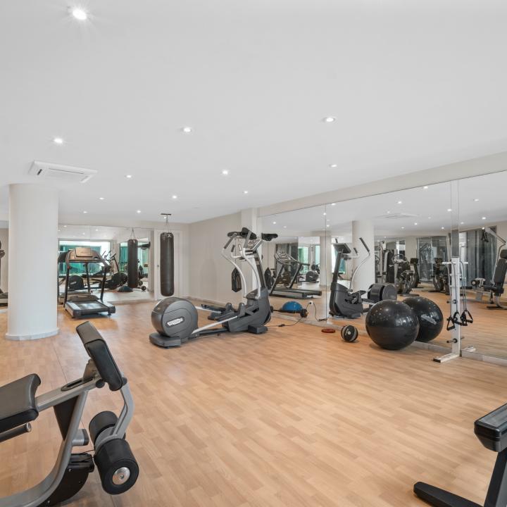 Impressive two bedroom, south west facing apartment in the beachfront community Playa Esmeralda Picture 7