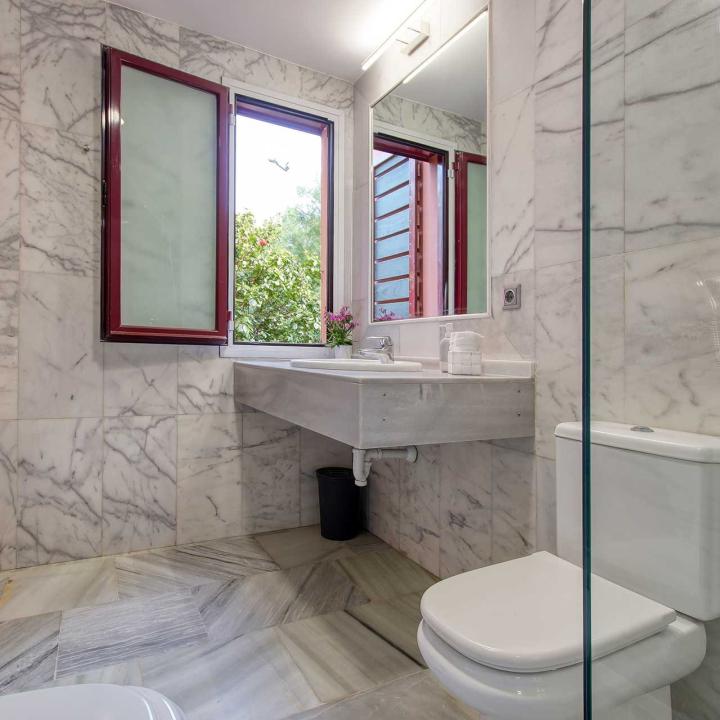 Spacious East-Facing Three-Bedroom Villa with Private Pool and Guest Apartment in Benahavís Picture 27