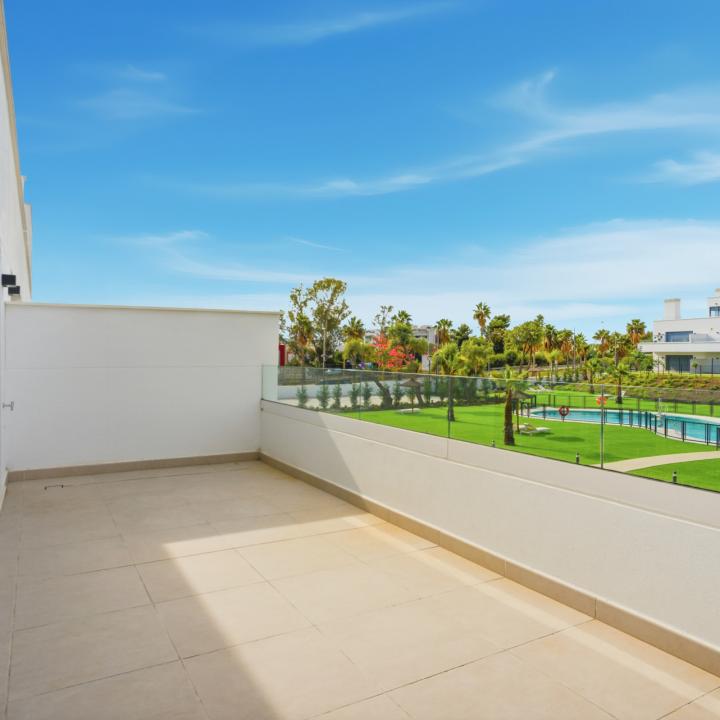 Stylish, southwest facing two bedroom apartment located in the sought-after gated community Acqua Gardens on the New Golden Mile, Estepona Picture 3