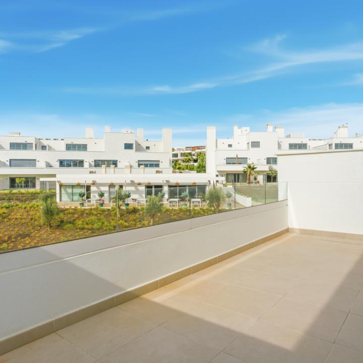 Stylish, southwest facing two bedroom apartment located in the sought-after gated community Acqua Gardens on the New Golden Mile, Estepona Picture 5