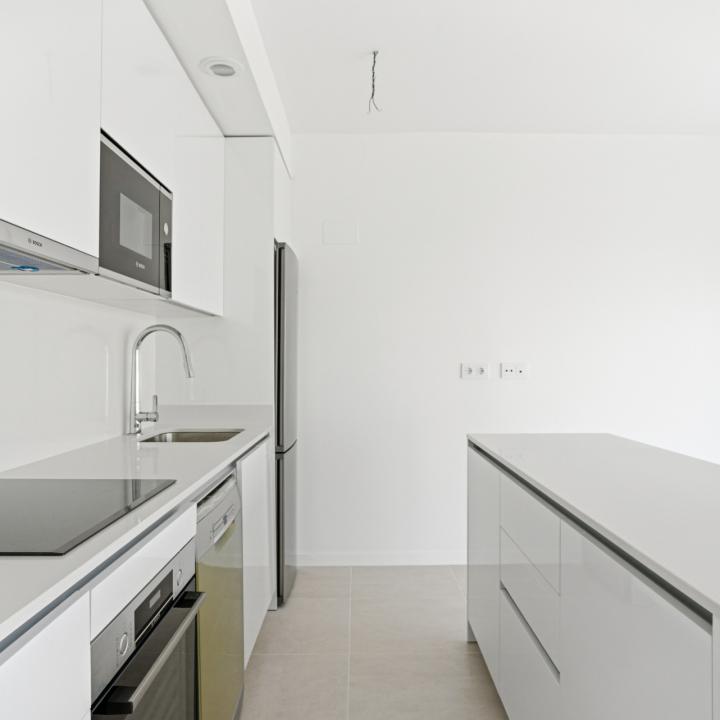 Stylish, southwest facing two bedroom apartment located in the sought-after gated community Acqua Gardens on the New Golden Mile, Estepona Picture 6