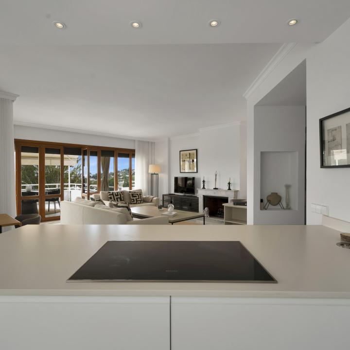 Beautifully renovated two bedroom apartment located in the prestigious Alcores del Golf community in Nueva Andalucía Picture 10