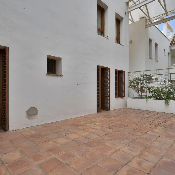 Beautifully renovated two bedroom apartment located in the prestigious Alcores del Golf community in Nueva Andalucía Picture 13