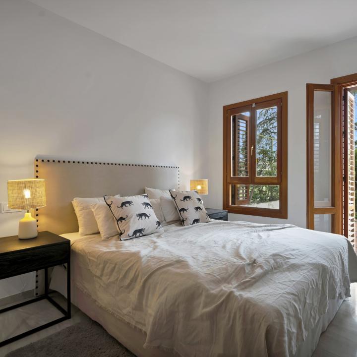 Beautifully renovated two bedroom apartment located in the prestigious Alcores del Golf community in Nueva Andalucía Picture 3