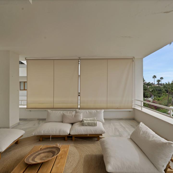 Beautifully renovated two bedroom apartment located in the prestigious Alcores del Golf community in Nueva Andalucía Picture 16