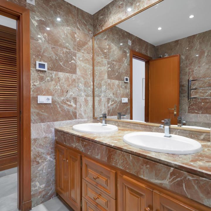 Beautifully renovated two bedroom apartment located in the prestigious Alcores del Golf community in Nueva Andalucía Picture 22