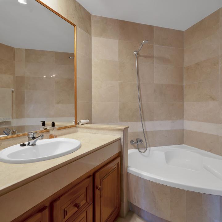 Beautifully renovated two bedroom apartment located in the prestigious Alcores del Golf community in Nueva Andalucía Picture 26