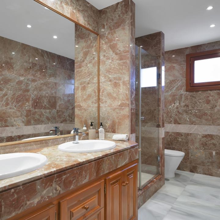 Beautifully renovated two bedroom apartment located in the prestigious Alcores del Golf community in Nueva Andalucía Picture 28