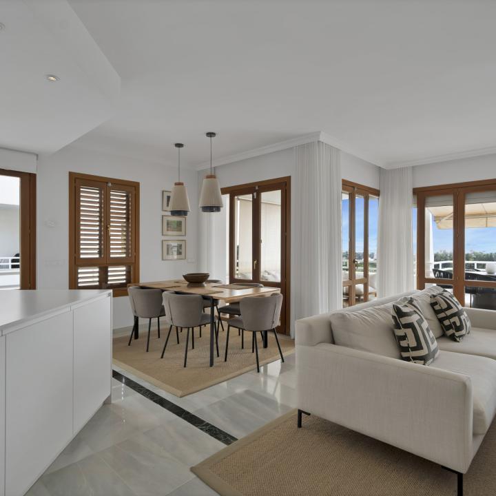 Beautifully renovated two bedroom apartment located in the prestigious Alcores del Golf community in Nueva Andalucía Picture 5