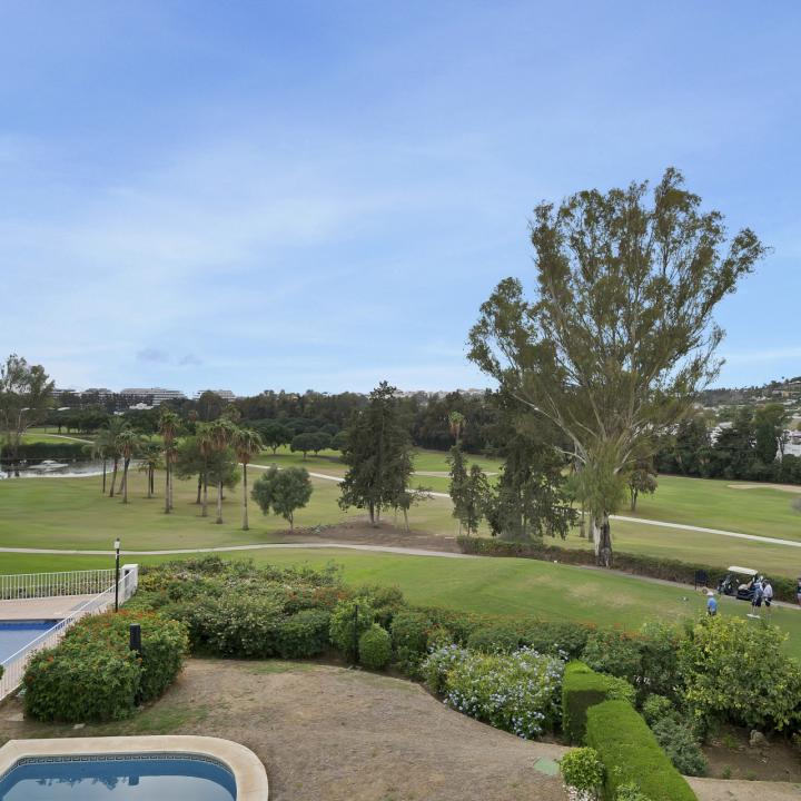 Beautifully renovated two bedroom apartment located in the prestigious Alcores del Golf community in Nueva Andalucía Picture 6