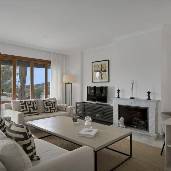 Beautifully renovated two bedroom apartment located in the prestigious Alcores del Golf community in Nueva Andalucía Picture 8