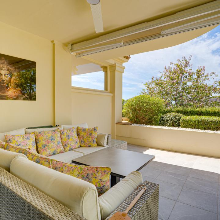 Spectacular two-bedroom, elevated ground-floor apartment in the prestigious gated community of Capanes del Golf, Benahavis Picture 9
