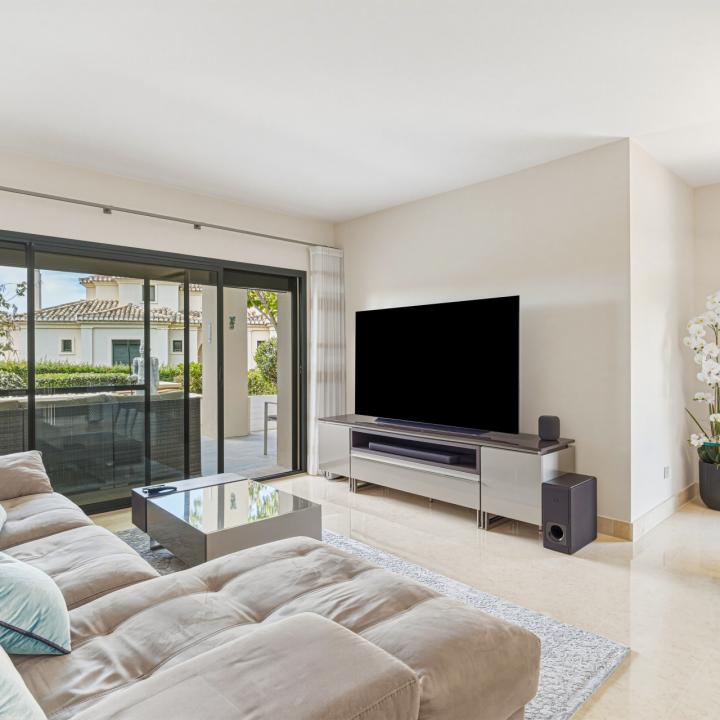 Spectacular two-bedroom, elevated ground-floor apartment in the prestigious gated community of Capanes del Golf, Benahavis Picture 6