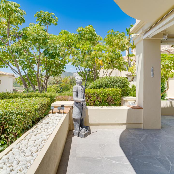 Spectacular two-bedroom, elevated ground-floor apartment in the prestigious gated community of Capanes del Golf, Benahavis Picture 1