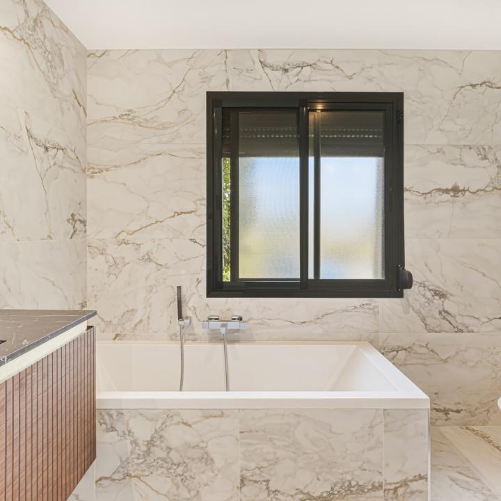 Spectacular two-bedroom, elevated ground-floor apartment in the prestigious gated community of Capanes del Golf, Benahavis Picture 20