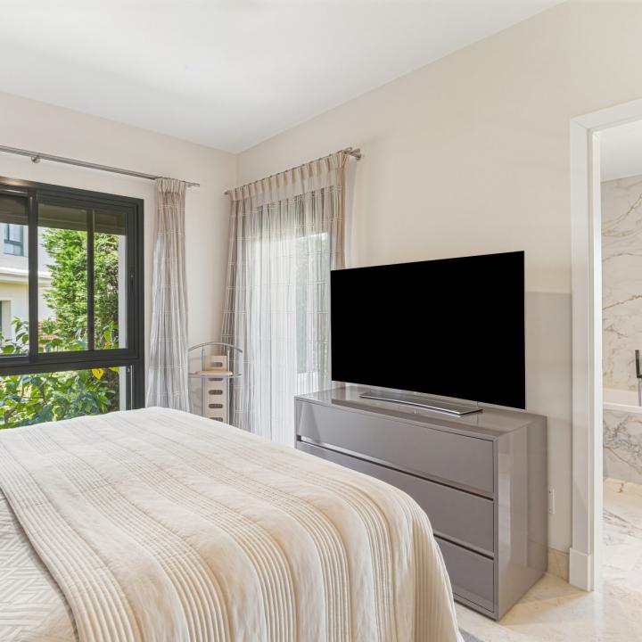 Spectacular two-bedroom, elevated ground-floor apartment in the prestigious gated community of Capanes del Golf, Benahavis Picture 21