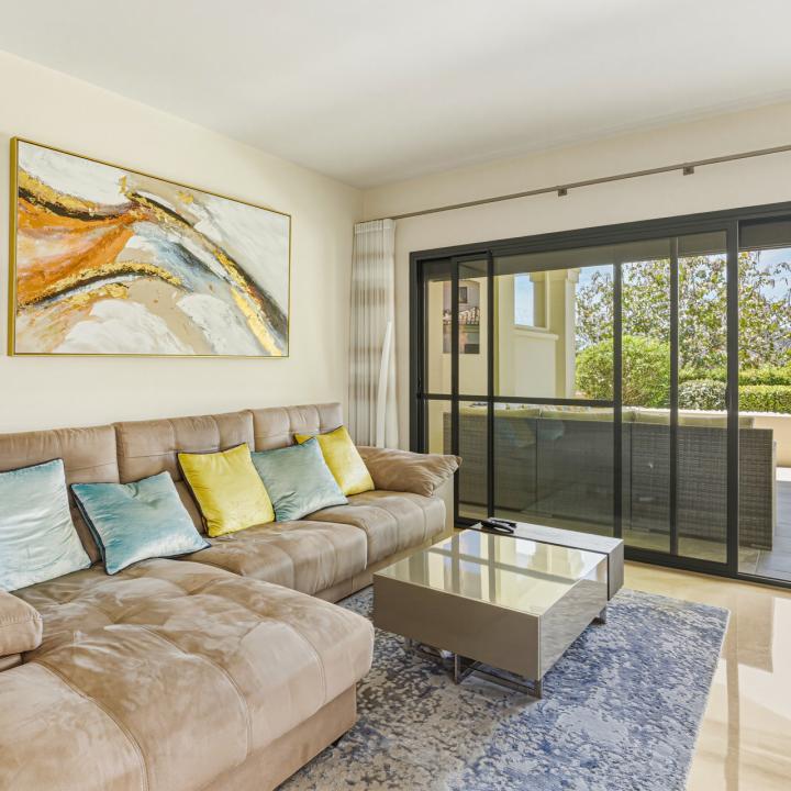 Spectacular two-bedroom, elevated ground-floor apartment in the prestigious gated community of Capanes del Golf, Benahavis Picture 10