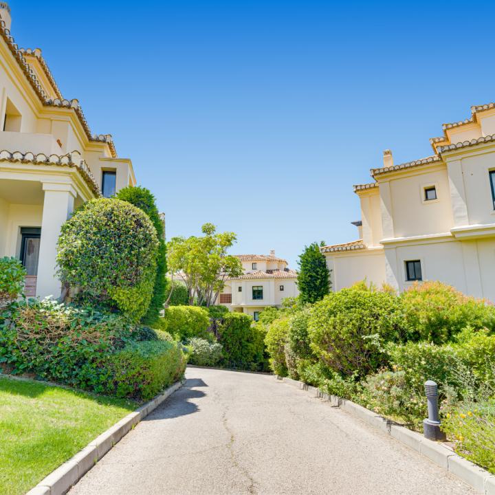 Spectacular two-bedroom, elevated ground-floor apartment in the prestigious gated community of Capanes del Golf, Benahavis Picture 26