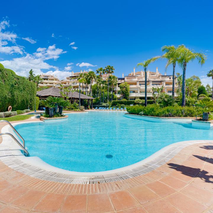 Spectacular two-bedroom, elevated ground-floor apartment in the prestigious gated community of Capanes del Golf, Benahavis Picture 14