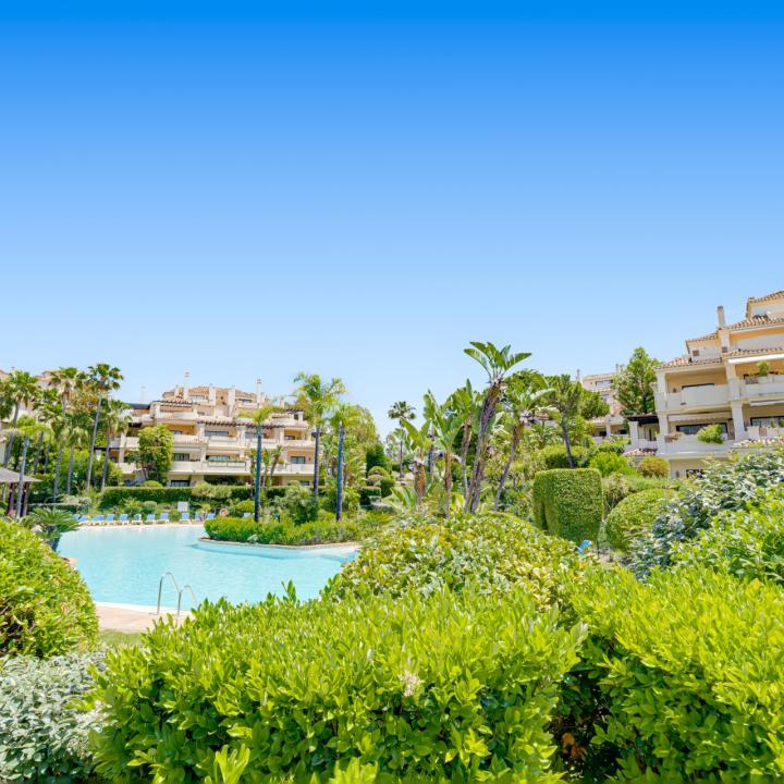 Spectacular two-bedroom, elevated ground-floor apartment in the prestigious gated community of Capanes del Golf, Benahavis Picture 5