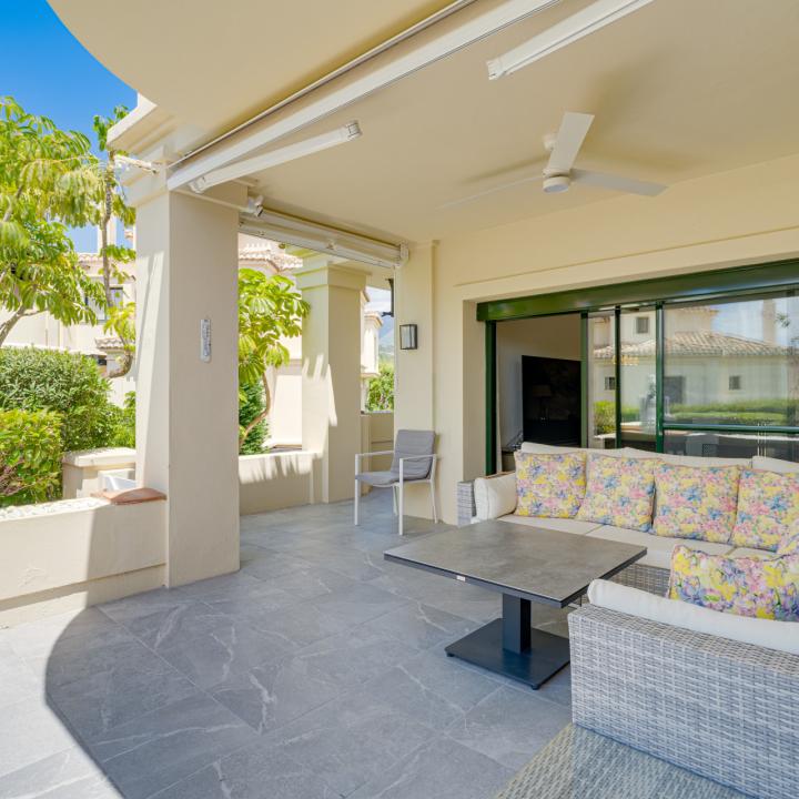 Spectacular two-bedroom, elevated ground-floor apartment in the prestigious gated community of Capanes del Golf, Benahavis Picture 11