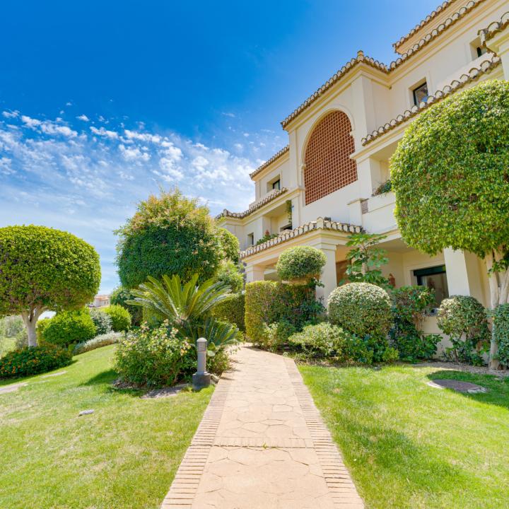 Spectacular two-bedroom, elevated ground-floor apartment in the prestigious gated community of Capanes del Golf, Benahavis Picture 25