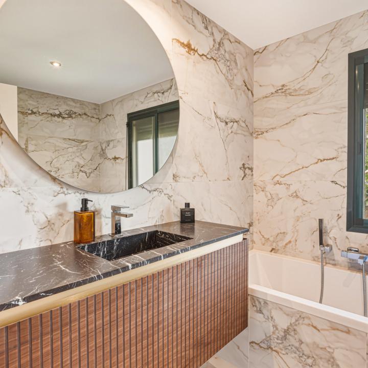 Spectacular two-bedroom, elevated ground-floor apartment in the prestigious gated community of Capanes del Golf, Benahavis Picture 19