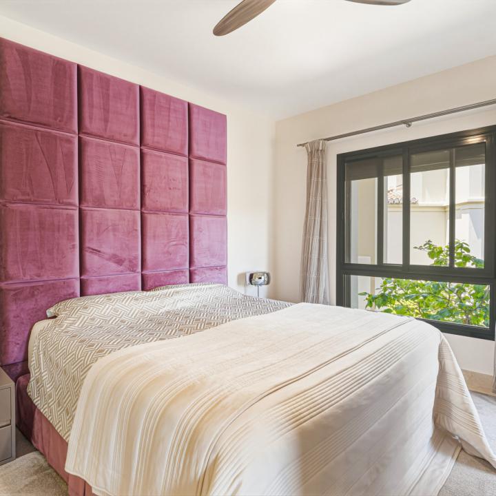 Spectacular two-bedroom, elevated ground-floor apartment in the prestigious gated community of Capanes del Golf, Benahavis Picture 18